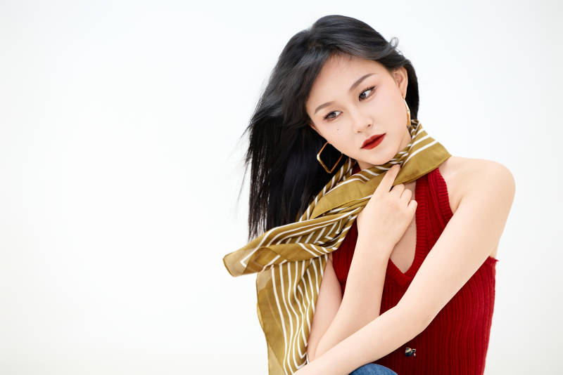 影棚拍摄穿着八十年代复古风装束的美女