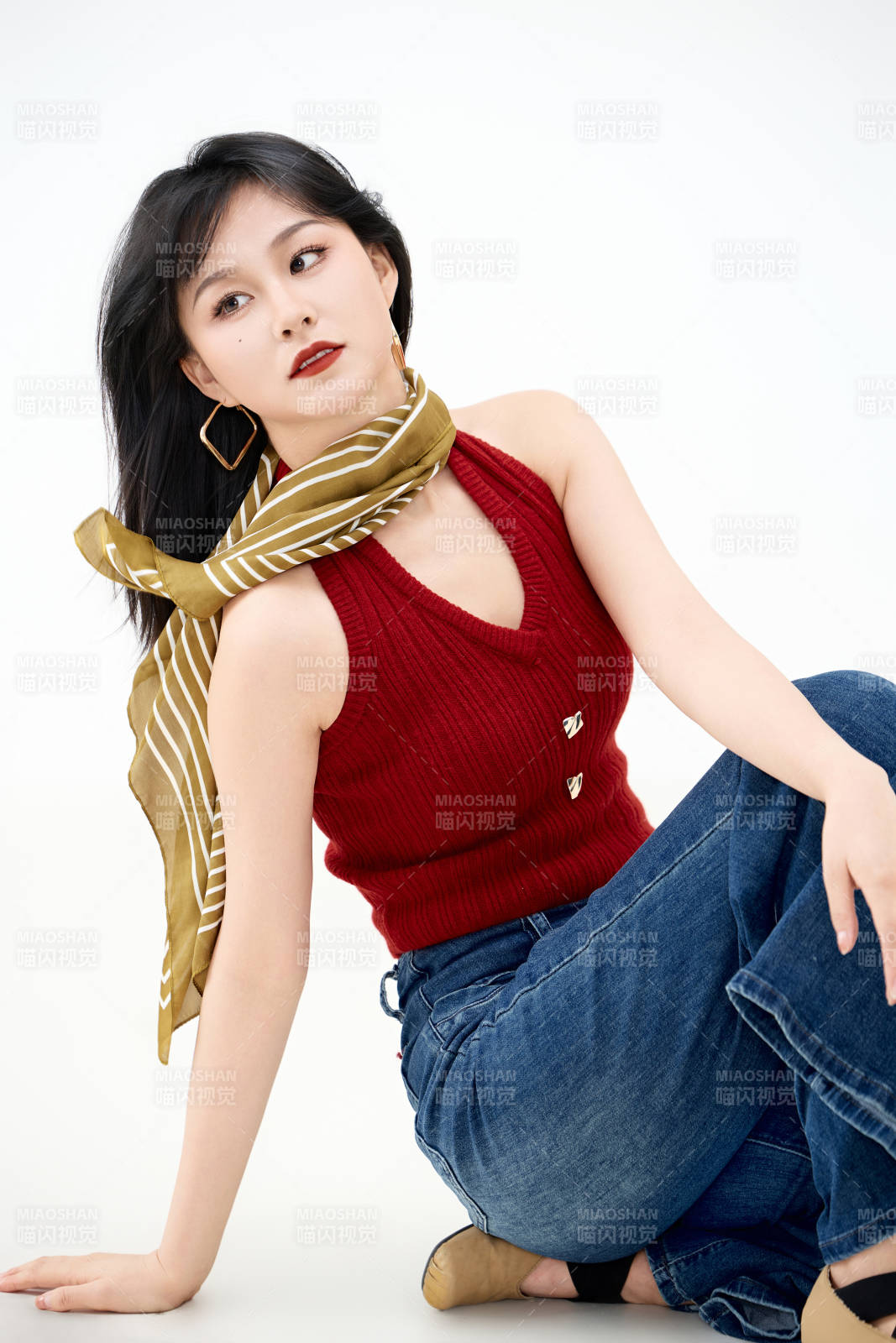 影棚拍攝穿著八十年代復(fù)古風(fēng)裝束的美女