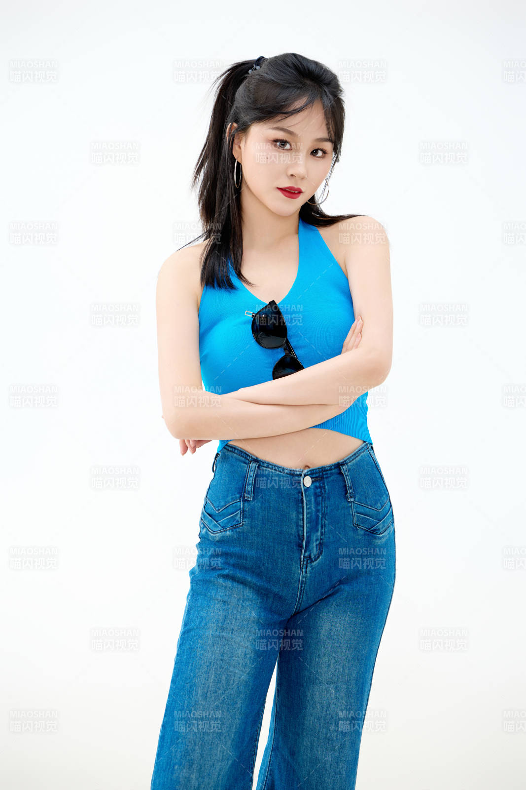 影棚拍摄穿着八十年代复古风装束的美女