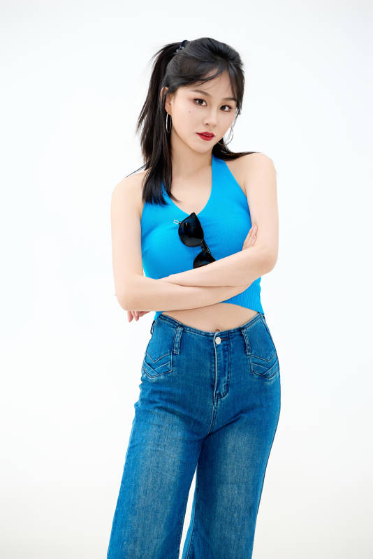 影棚拍摄穿着八十年代复古风装束的美女