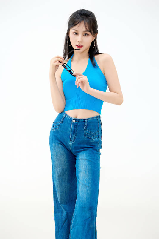 影棚拍摄穿着八十年代复古风装束的美女