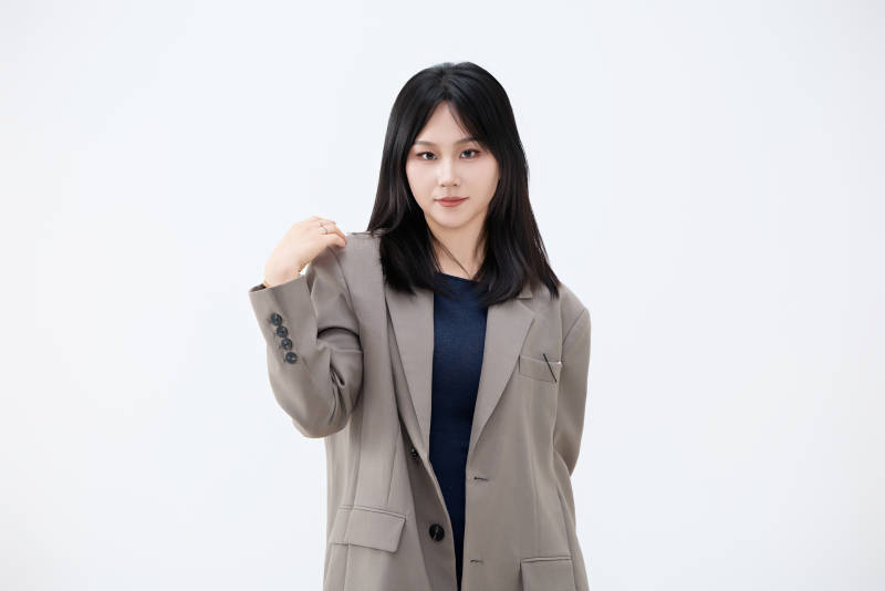 白色背景下穿着西装的职业女性形象