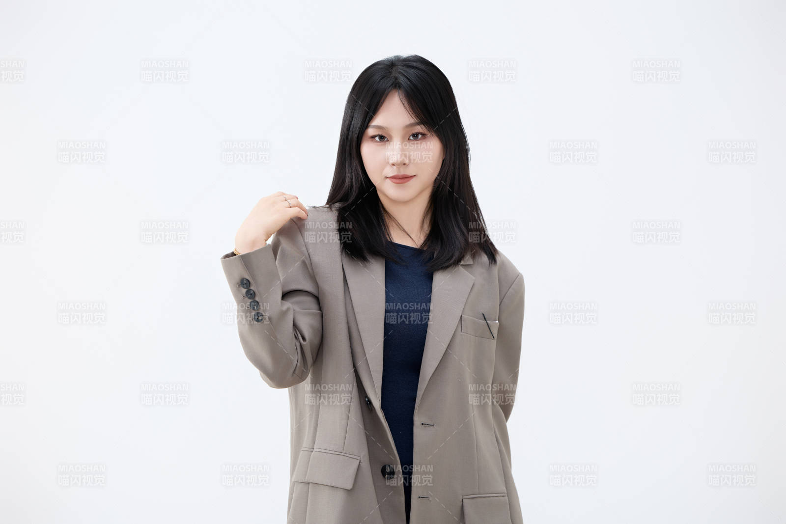 白色背景下穿着西装的职业女性形象