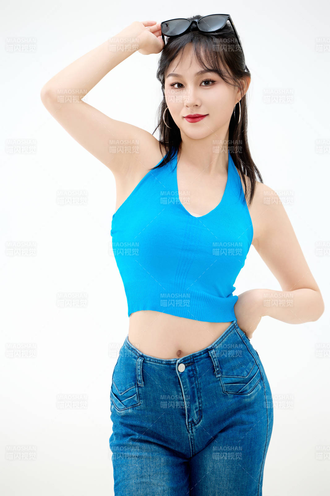 影棚拍摄穿着八十年代复古风装束的美女