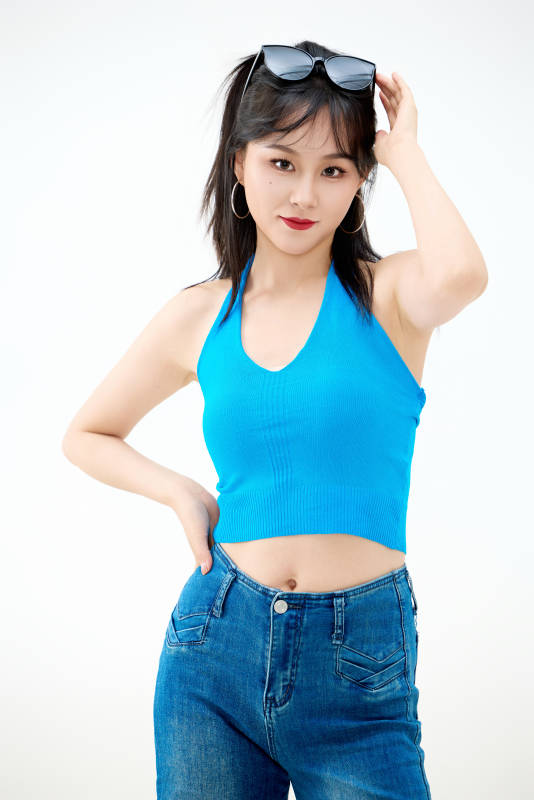 影棚拍摄穿着八十年代复古风装束的美女