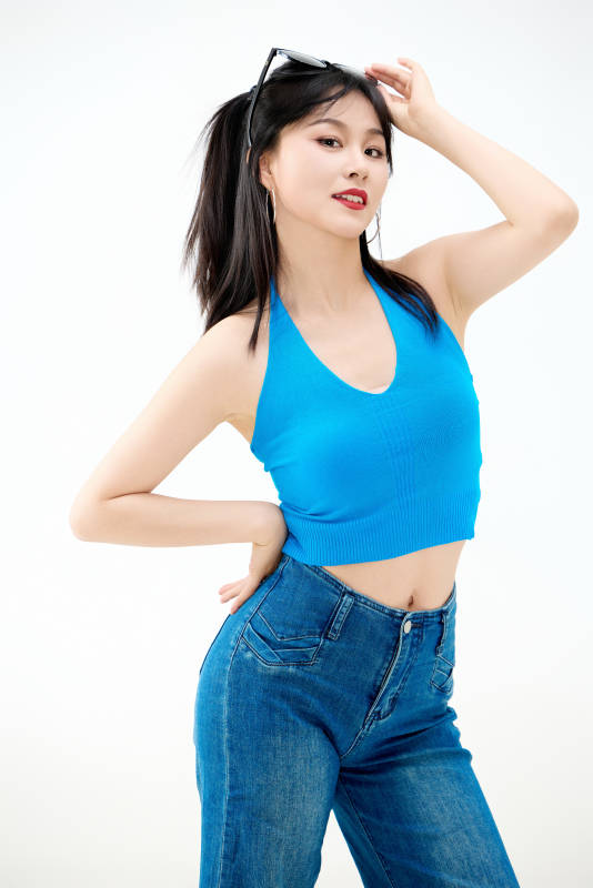 影棚拍摄穿着八十年代复古风装束的美女