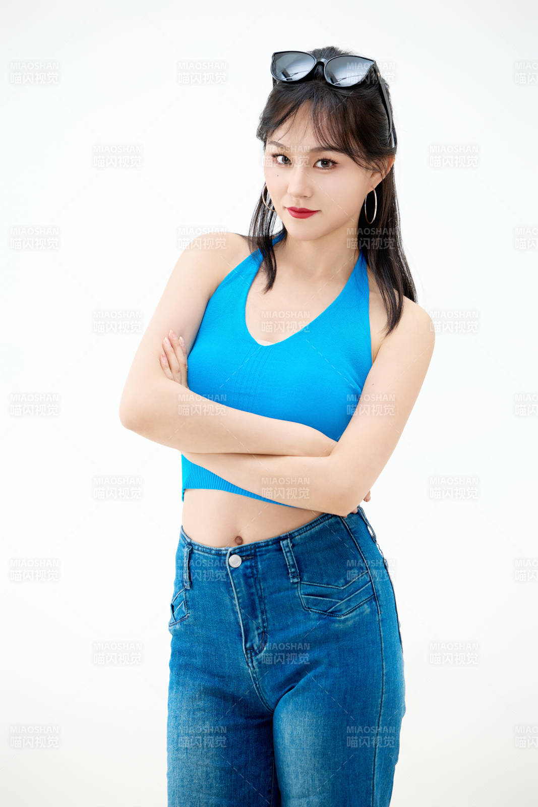 影棚拍摄穿着八十年代复古风装束的美女