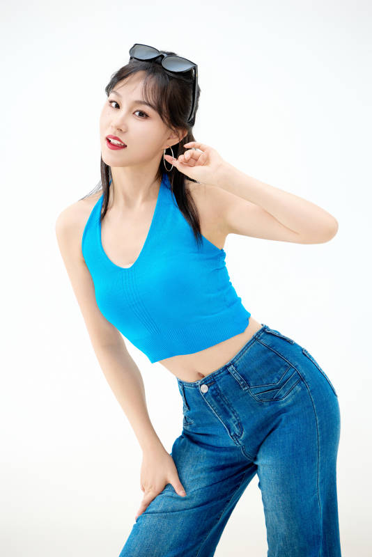 影棚拍摄穿着八十年代复古风装束的美女