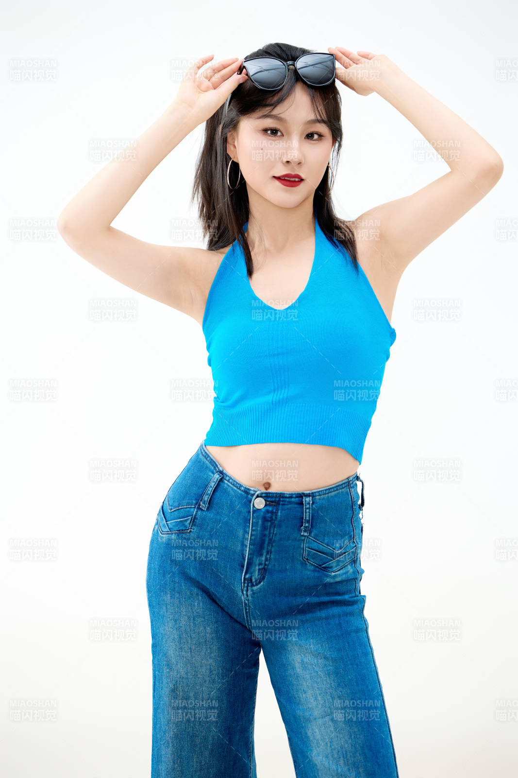 影棚拍攝穿著八十年代復古風裝束的美女