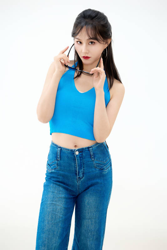 影棚拍摄穿着八十年代复古风装束的美女