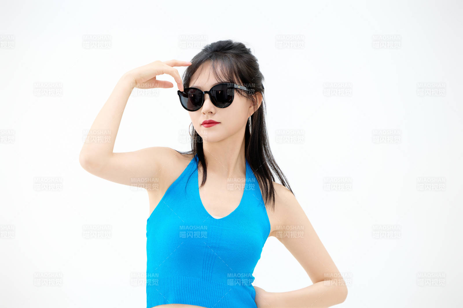 影棚拍摄穿着八十年代复古风装束的美女