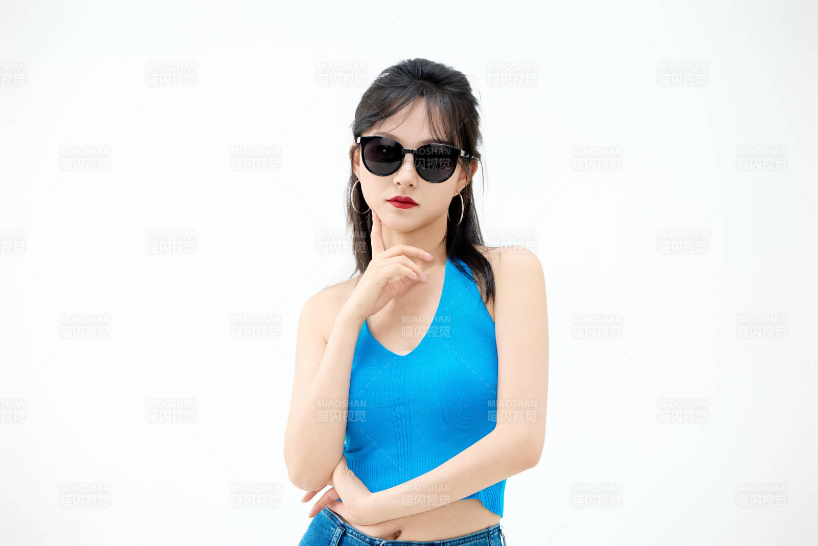 影棚拍摄穿着八十年代复古风装束的美女