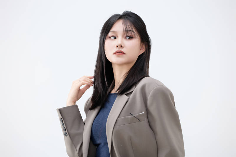 白色背景下穿着西装的职业女性形象