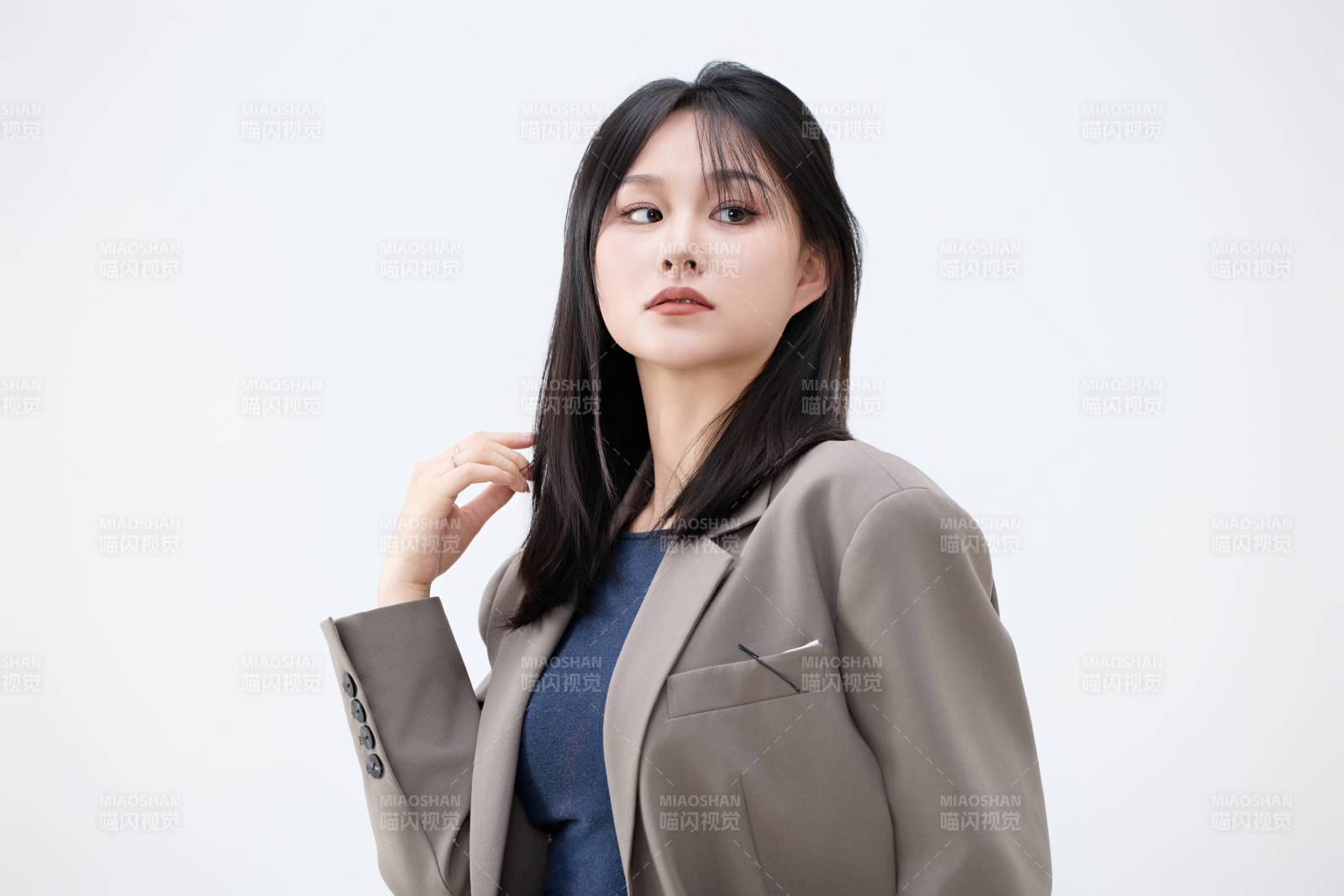 白色背景下穿着西装的职业女性形象