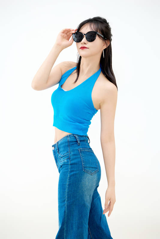 影棚拍摄穿着八十年代复古风装束的美女