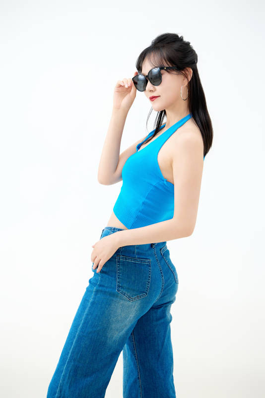 影棚拍摄穿着八十年代复古风装束的美女