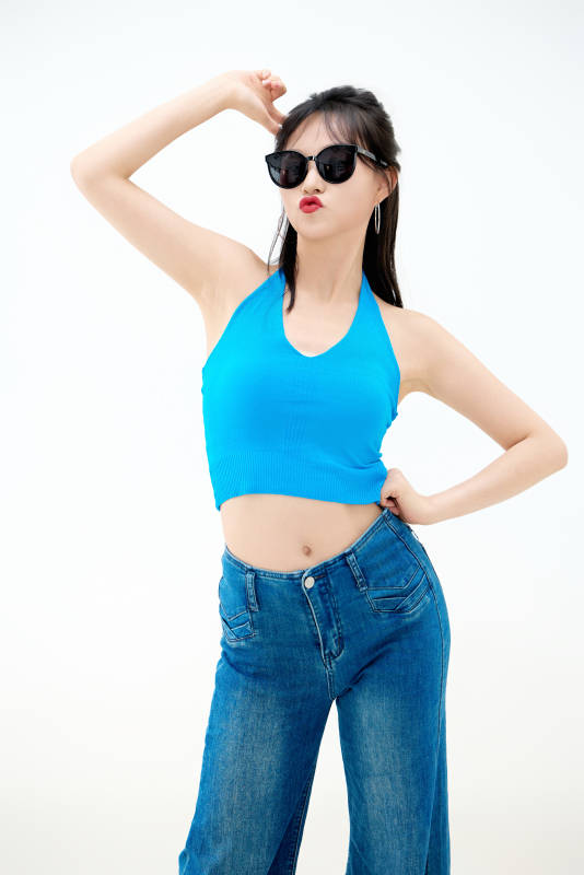 影棚拍摄穿着八十年代复古风装束的美女