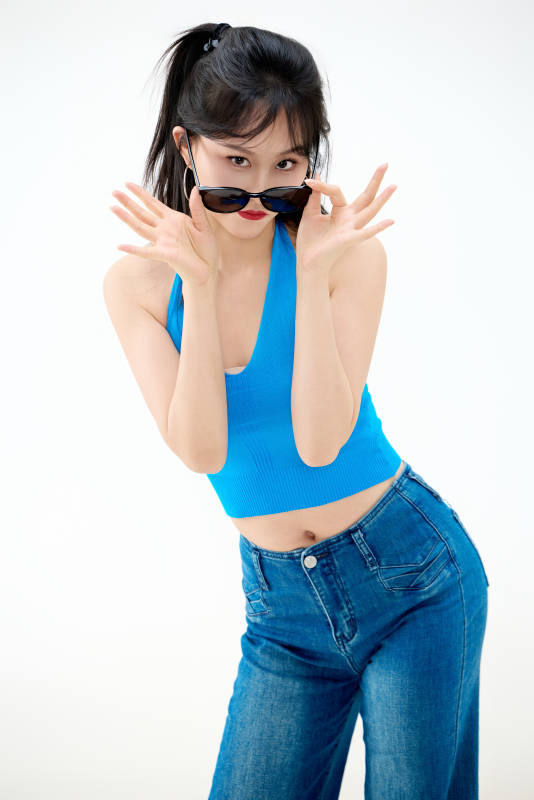 影棚拍摄穿着八十年代复古风装束的美女