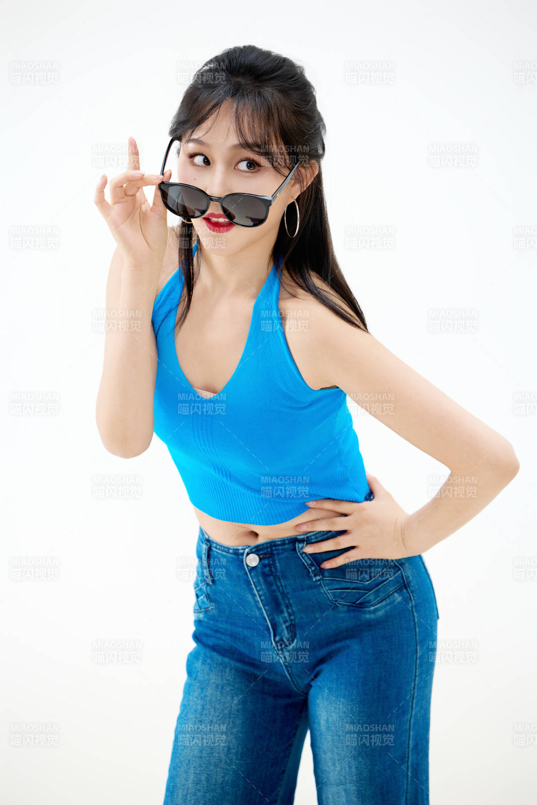 影棚拍摄穿着八十年代复古风装束的美女