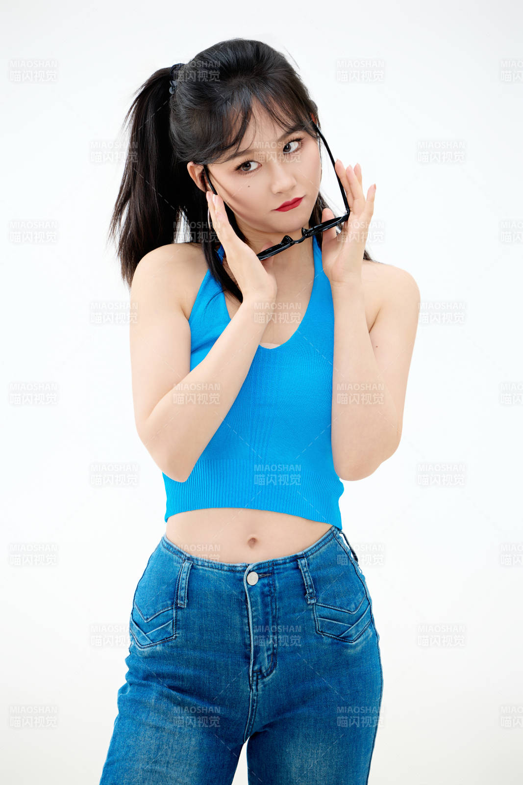 影棚拍摄穿着八十年代复古风装束的美女