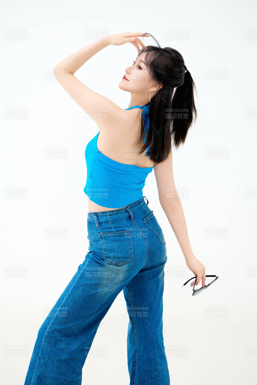 影棚拍摄穿着八十年代复古风装束的美女