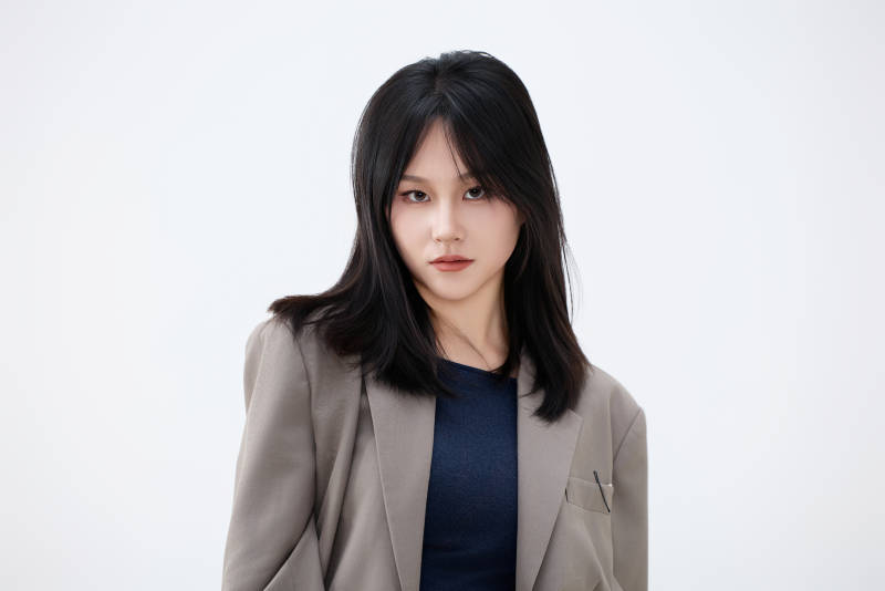 白色背景下穿着西装的职业女性形象