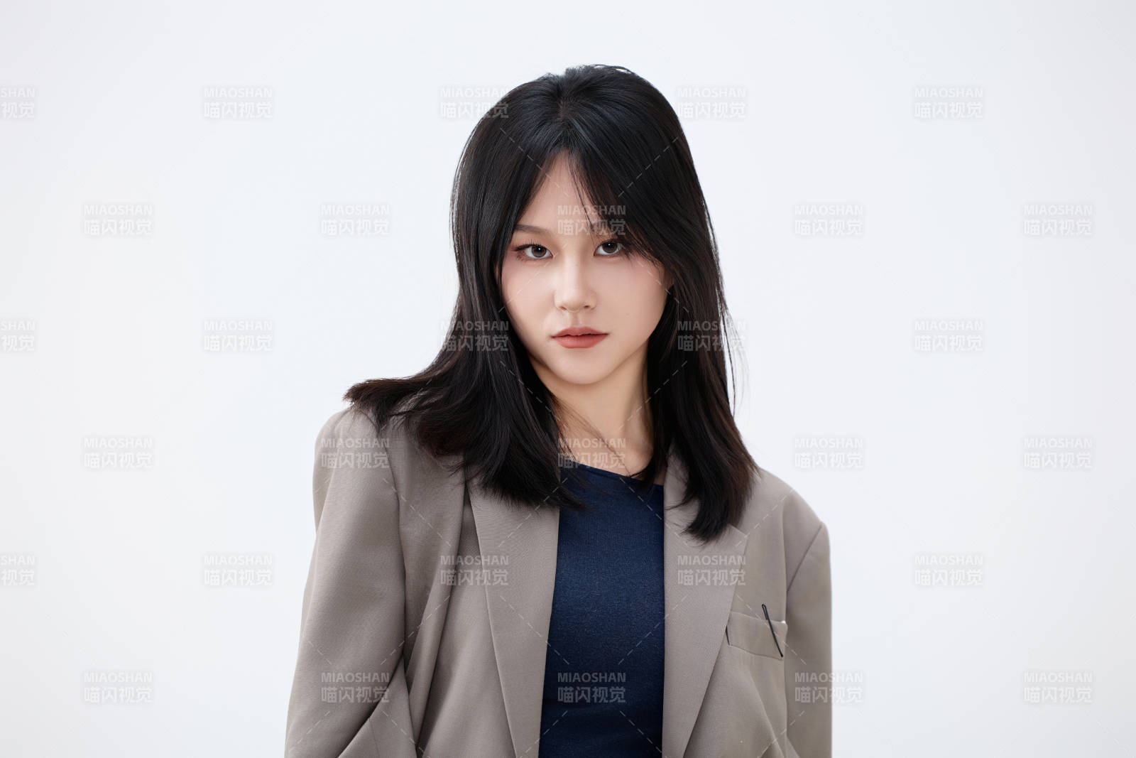 白色背景下穿着西装的职业女性形象