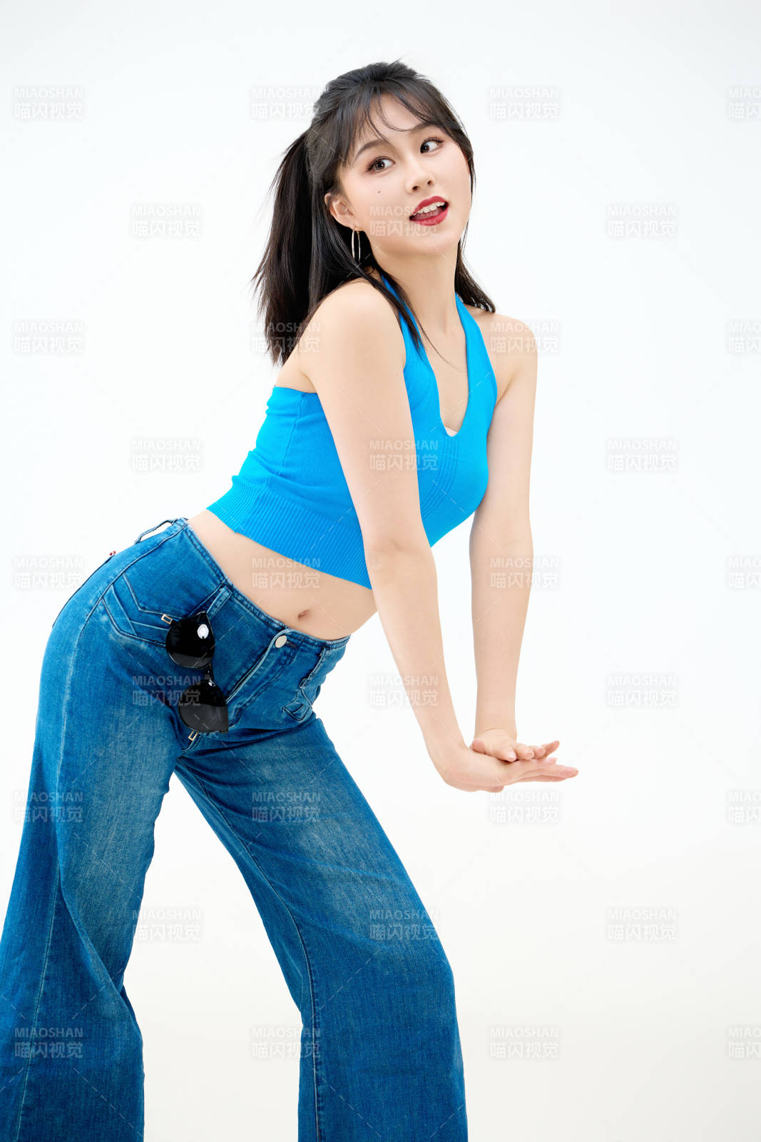 影棚拍摄穿着八十年代复古风装束的美女