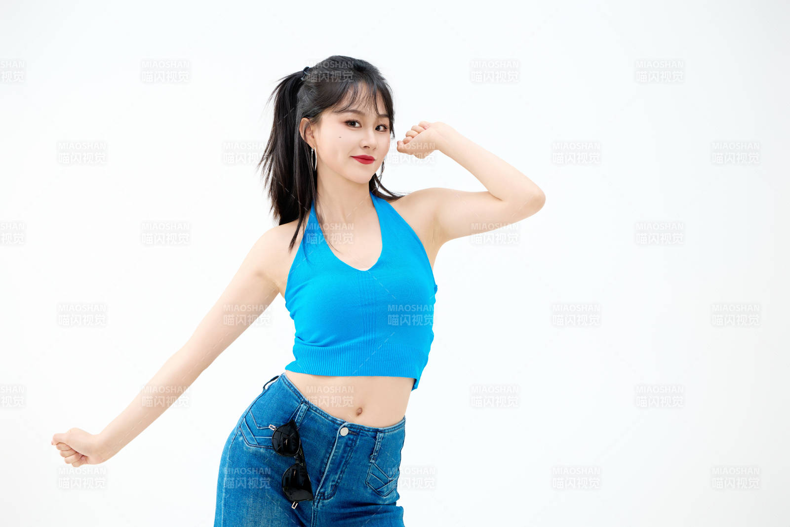 影棚拍摄穿着八十年代复古风装束的美女