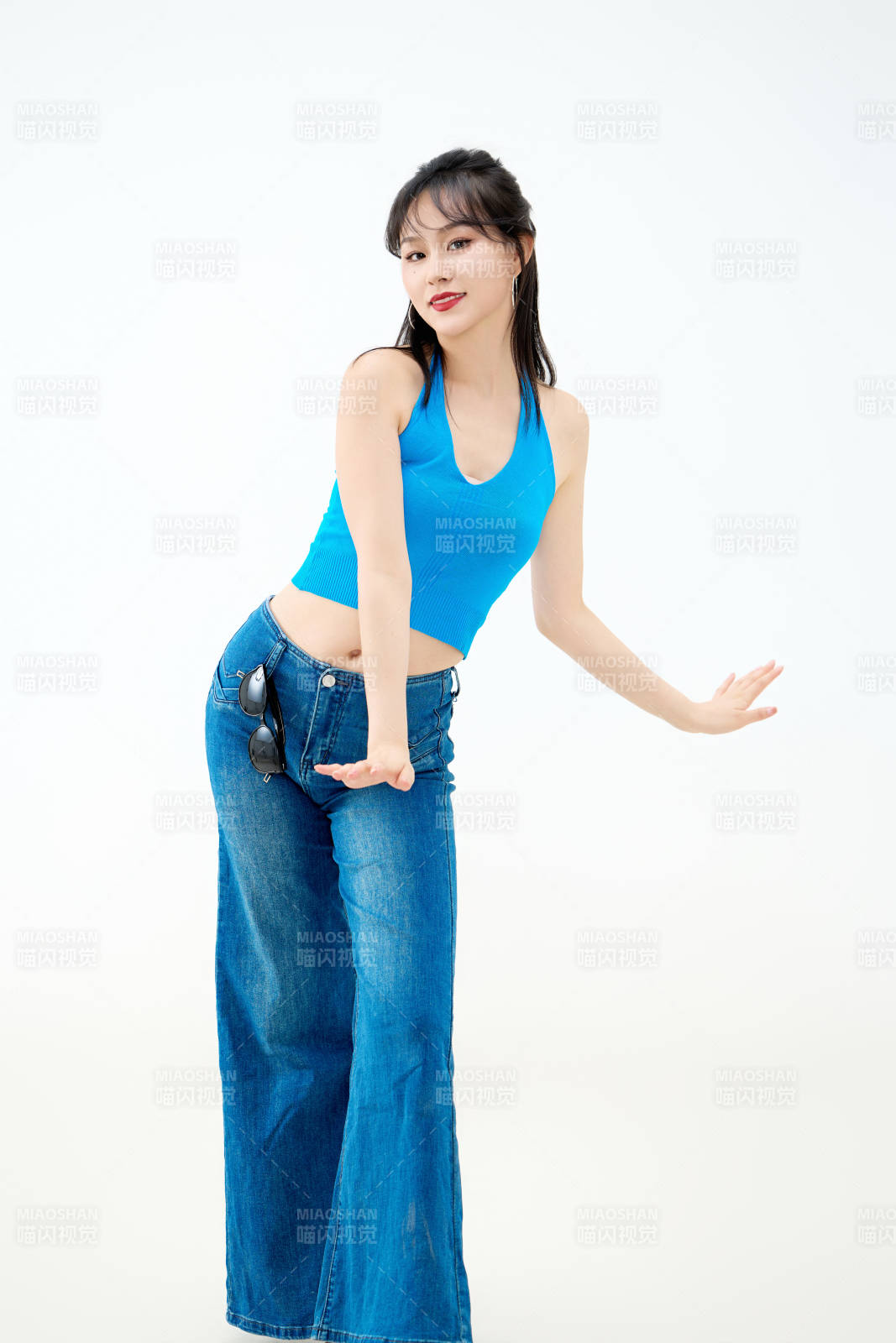 影棚拍摄穿着八十年代复古风装束的美女