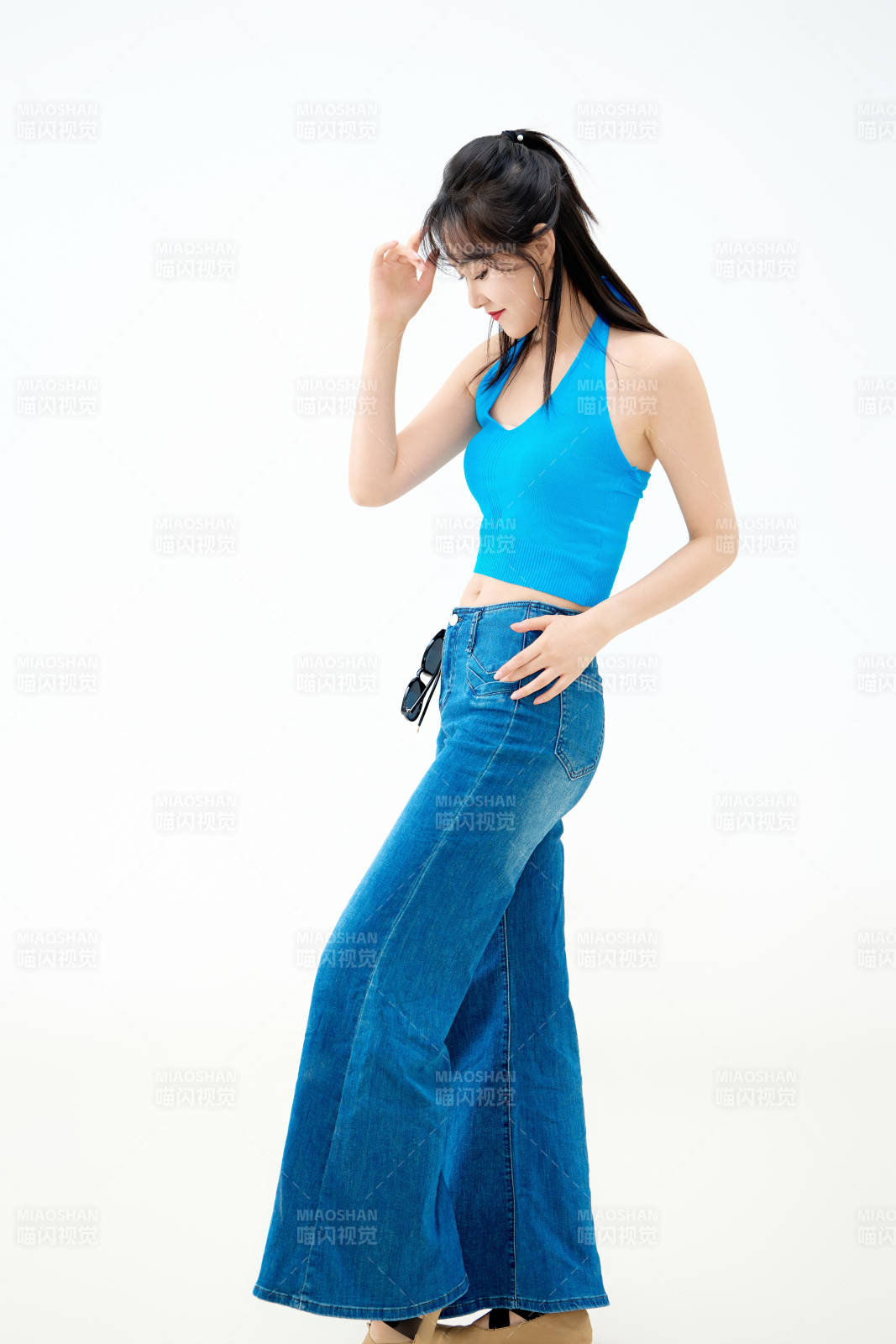 影棚拍摄穿着八十年代复古风装束的美女