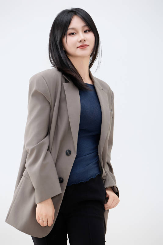白色背景下穿着西装的职业女性形象