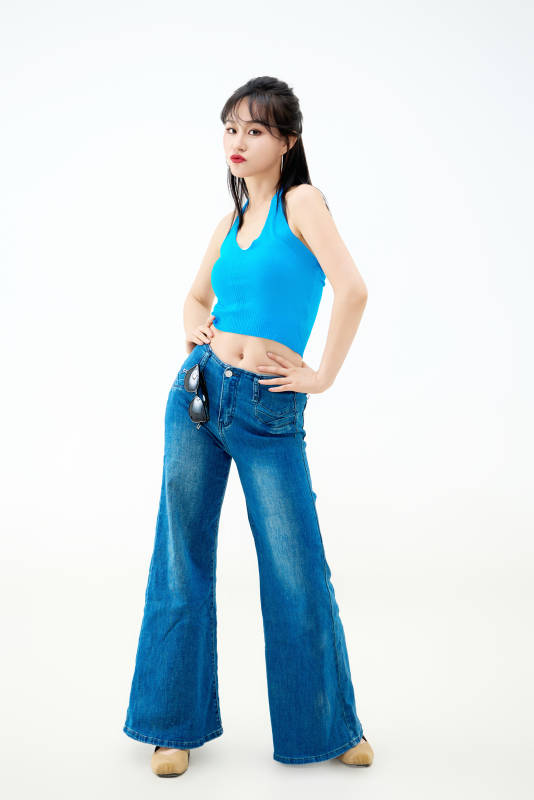 影棚拍摄穿着八十年代复古风装束的美女