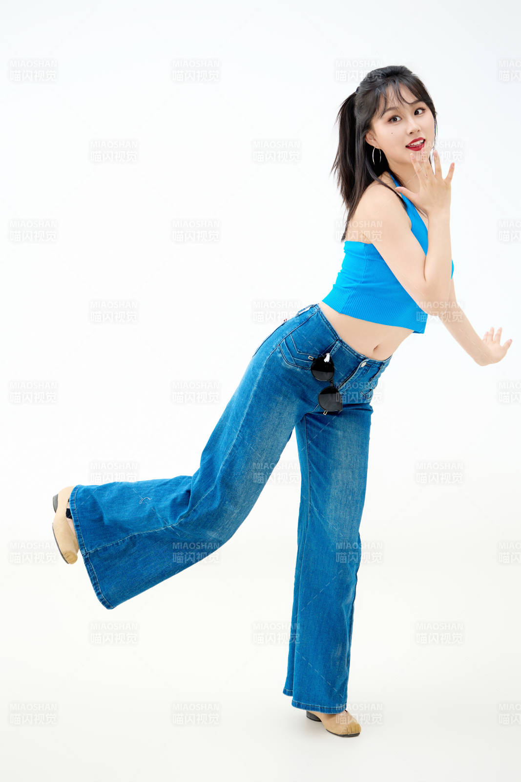 影棚拍攝穿著八十年代復古風裝束的美女