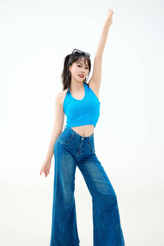 影棚拍摄穿着八十年代复古风装束的美女