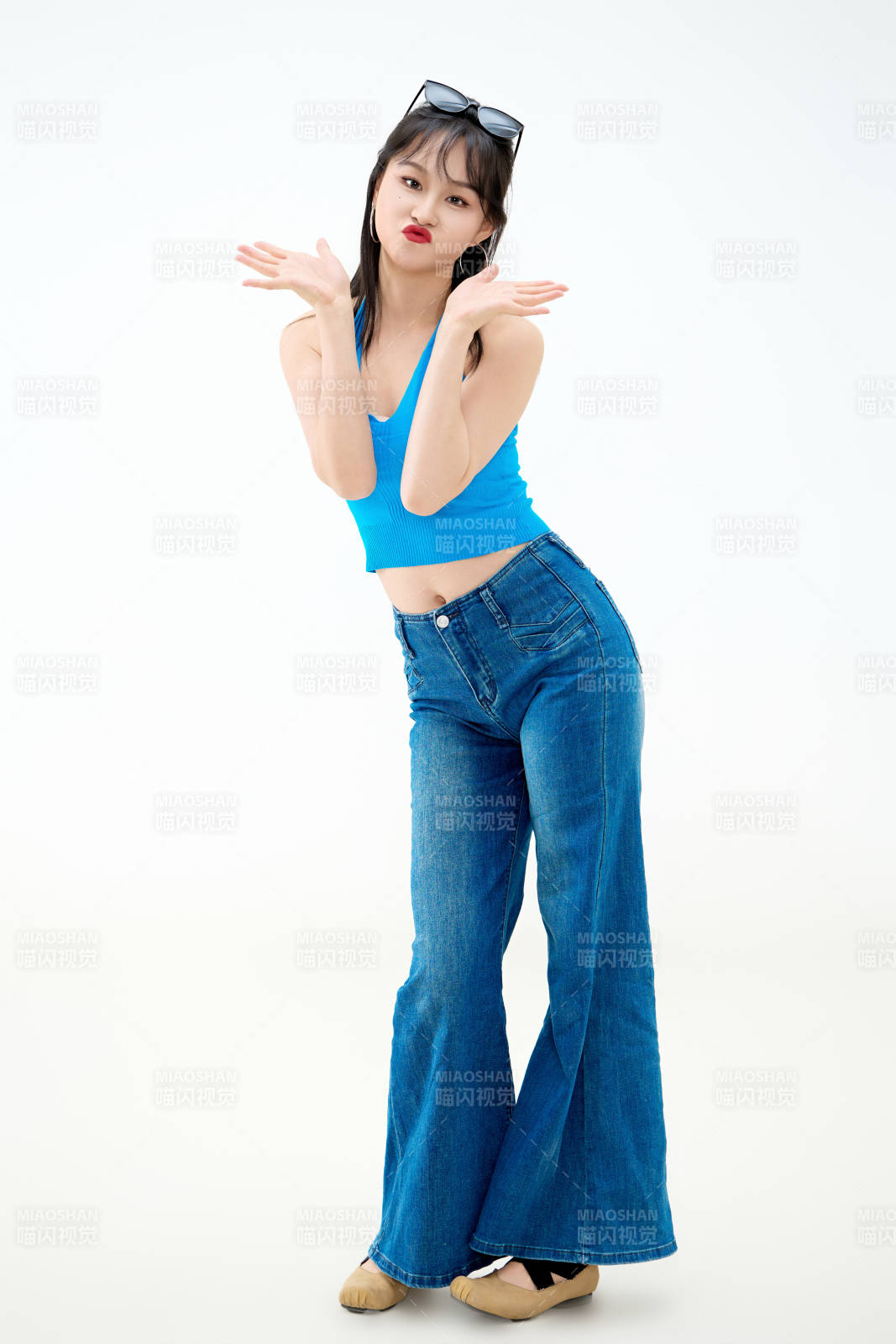 影棚拍摄穿着八十年代复古风装束的美女