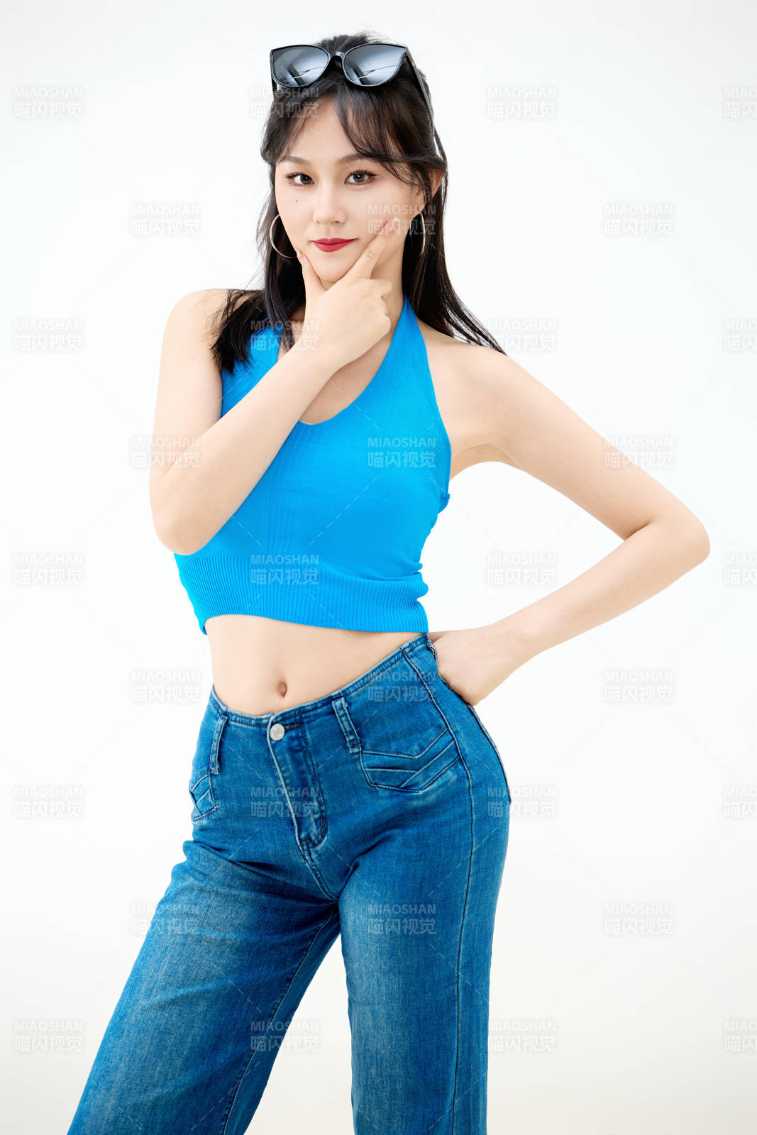 影棚拍摄穿着八十年代复古风装束的美女