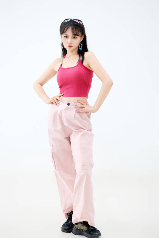 影棚拍摄穿着青春靓丽的亚洲年轻女性形象