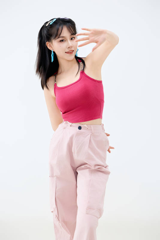 影棚拍摄穿着青春靓丽的亚洲年轻女性形象