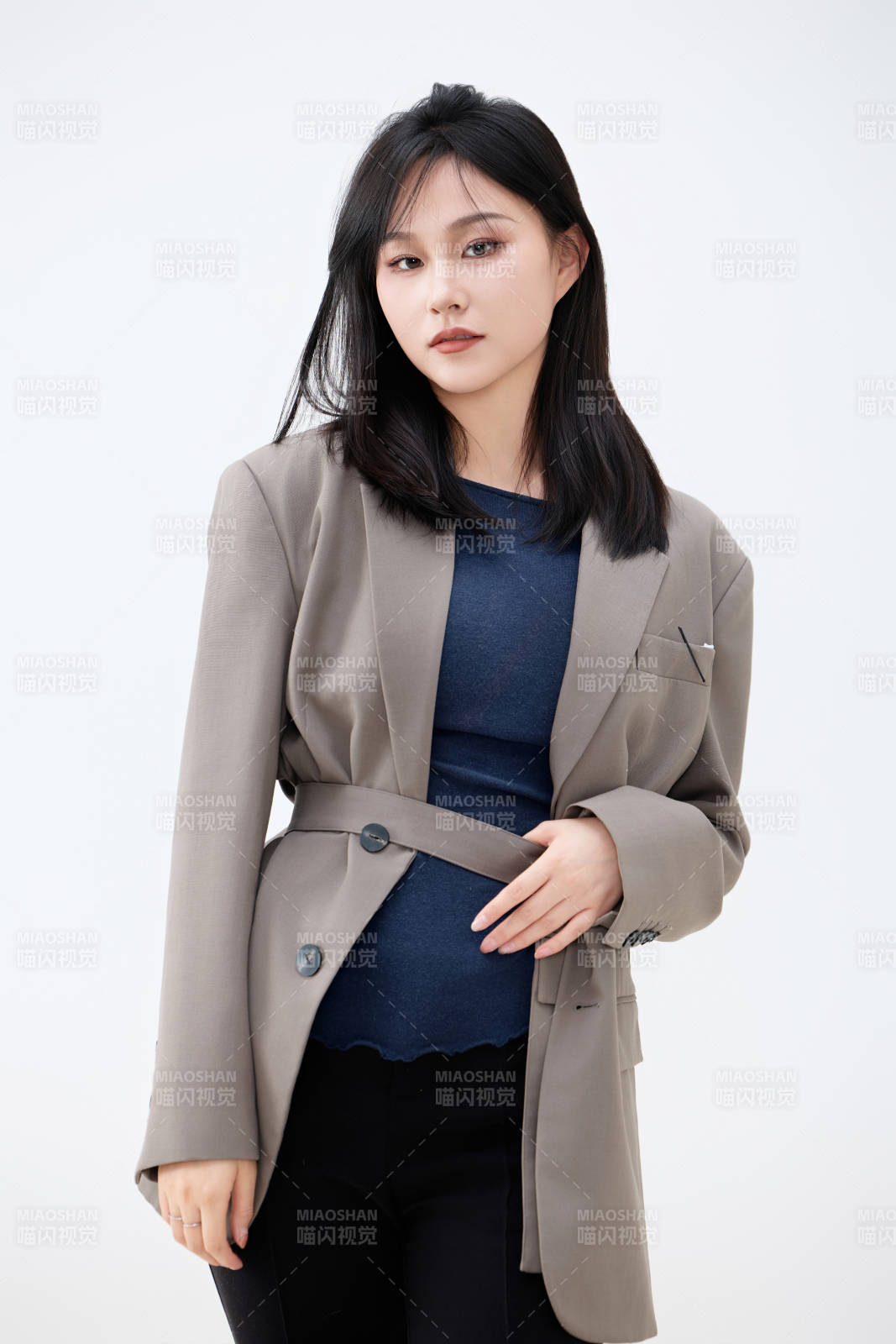 白色背景下穿着西装的职业女性形象