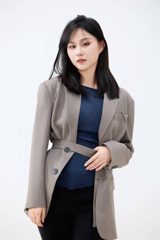 白色背景下穿着西装的职业女性形象