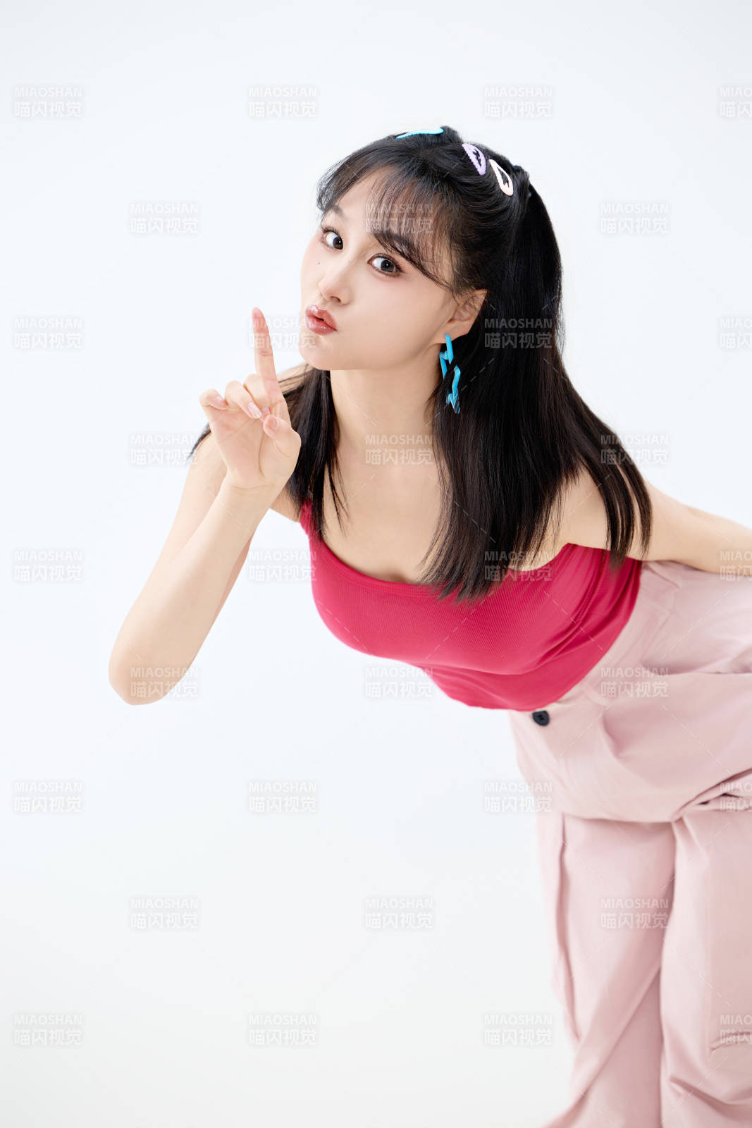 影棚拍摄穿着青春靓丽的亚洲年轻女性形象