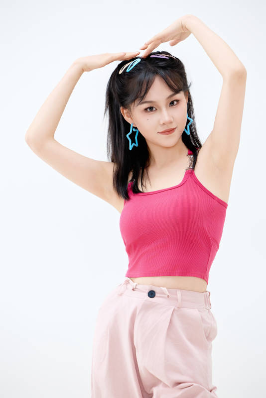 影棚拍摄穿着青春靓丽的亚洲年轻女性形象