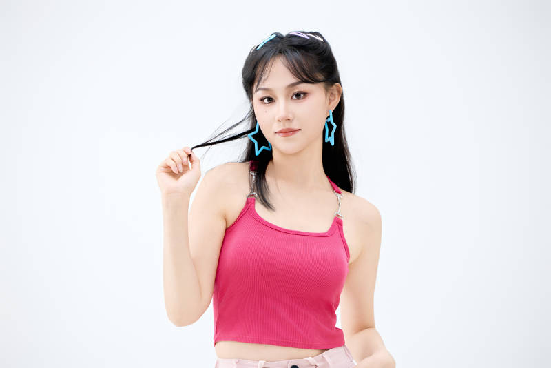 影棚拍摄穿着青春靓丽的亚洲年轻女性形象