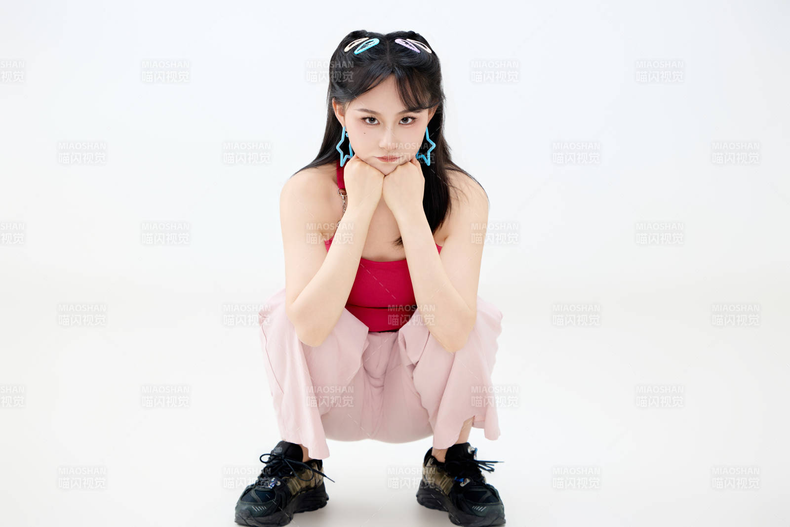 影棚拍摄穿着青春靓丽的亚洲年轻女性形象