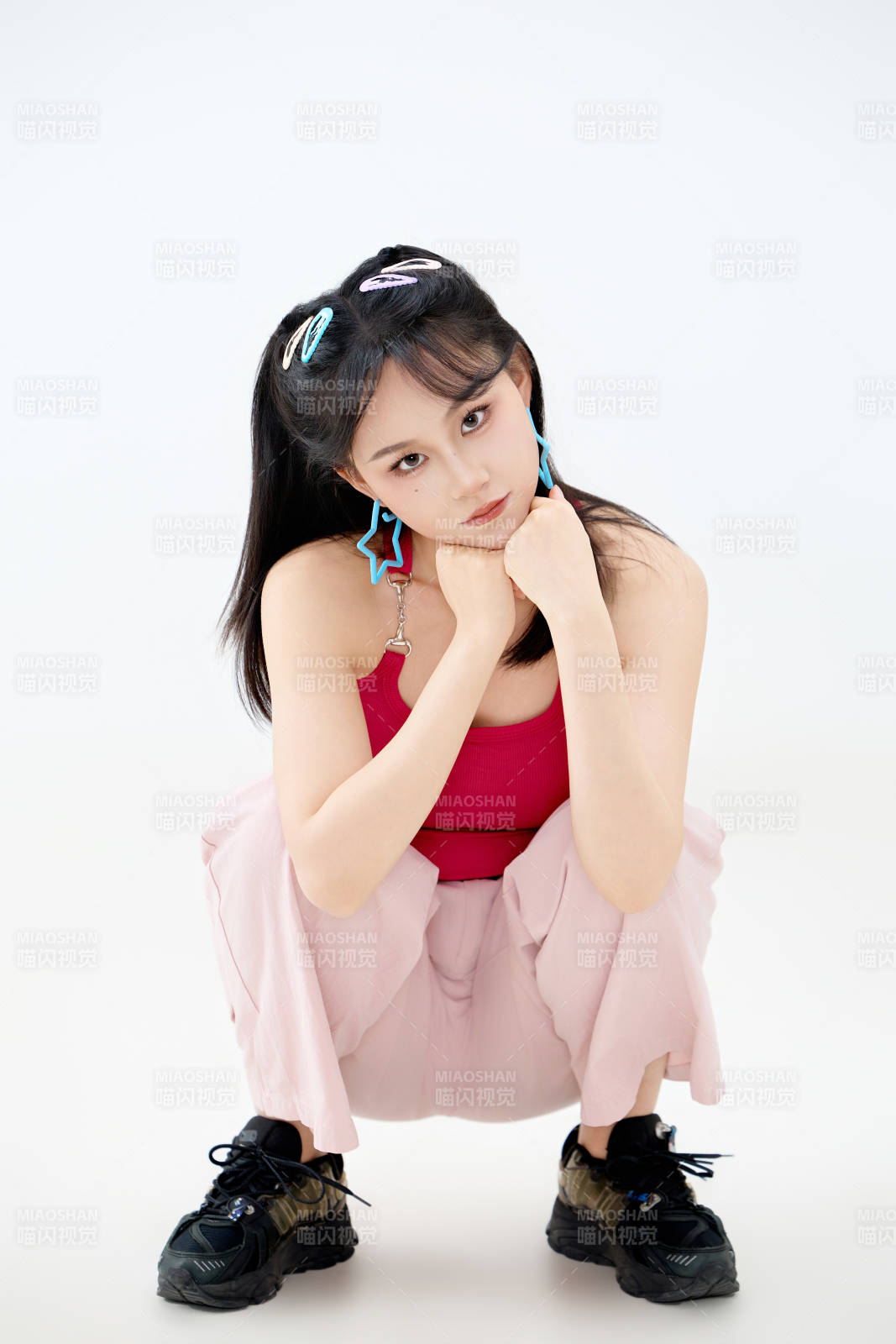 影棚拍摄穿着青春靓丽的亚洲年轻女性形象