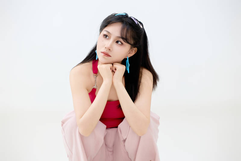 影棚拍摄穿着青春靓丽的亚洲年轻女性形象