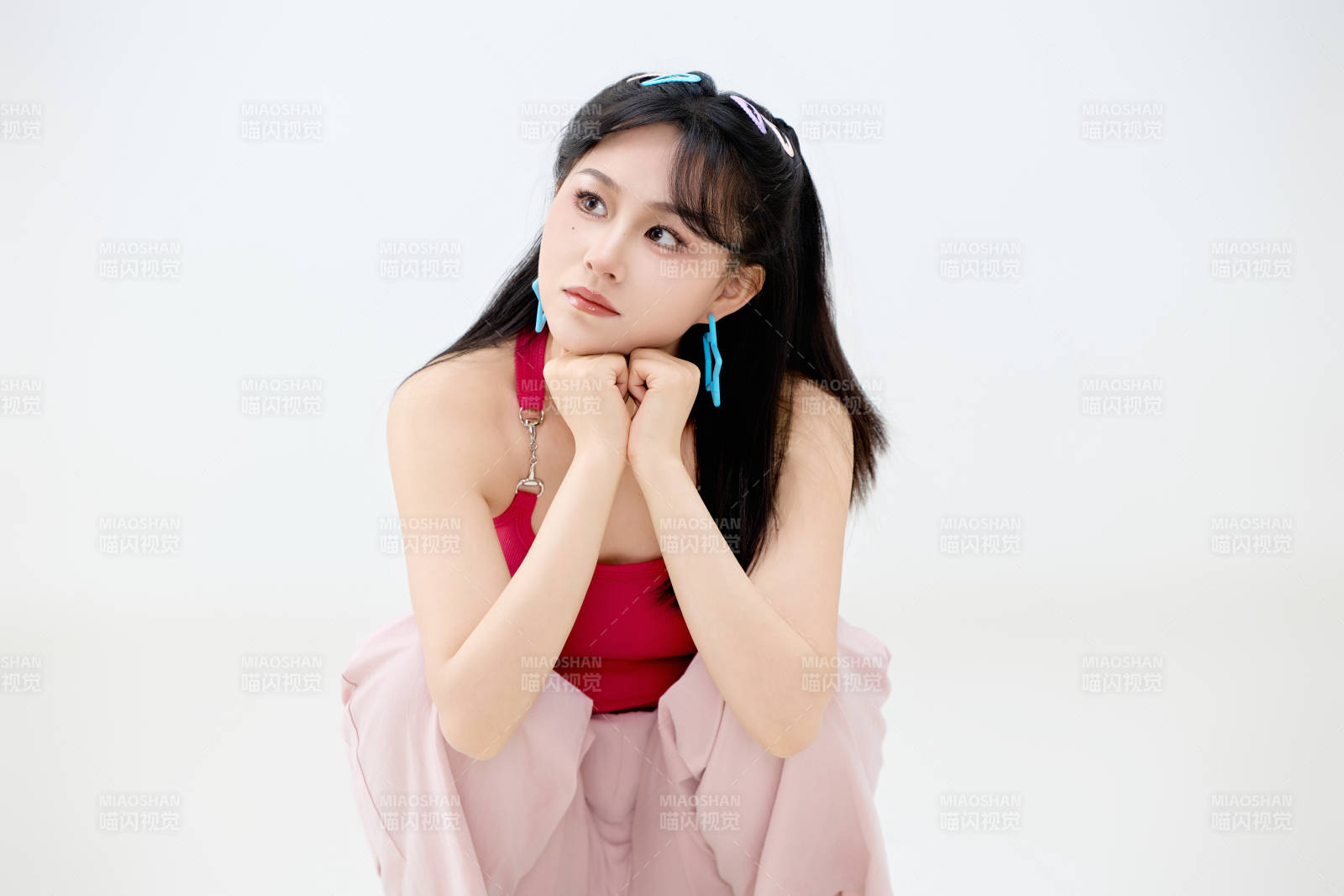 影棚拍攝穿著青春靚麗的亞洲年輕女性形象