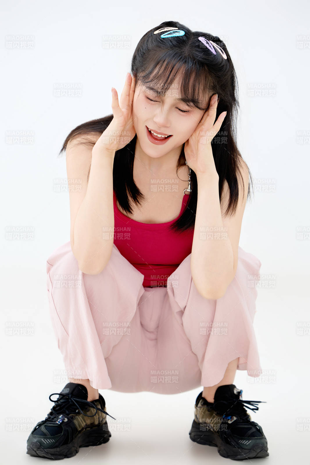 影棚拍摄穿着青春靓丽的亚洲年轻女性形象