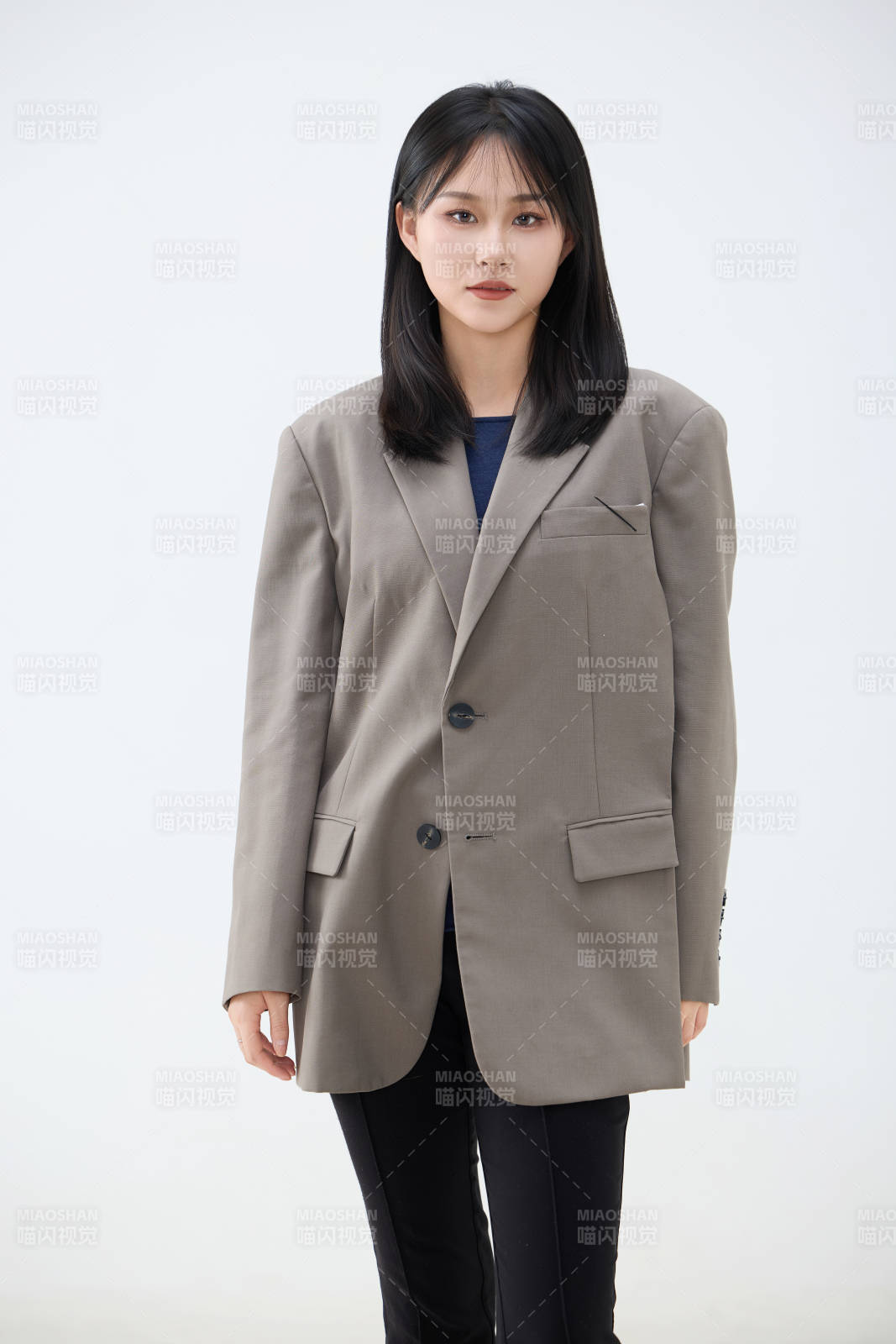 白色背景下穿着西装的职业女性形象